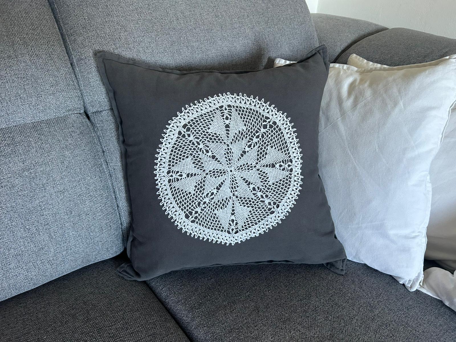 Das kannst du aus alten Häkeldeckchen machen.