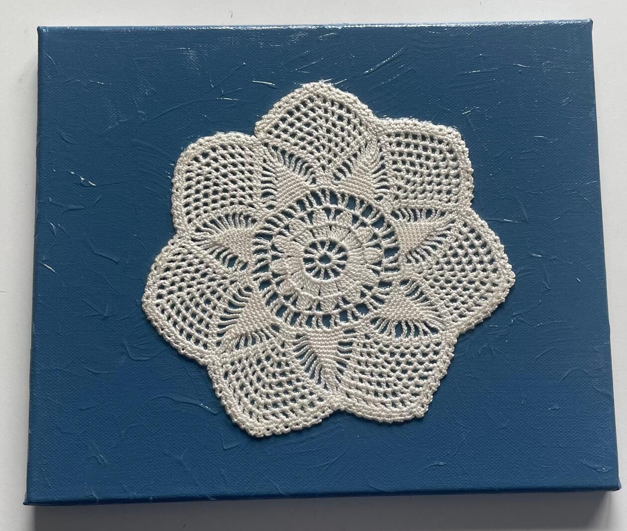 Das kannst du aus alten Häkeldeckchen machen.